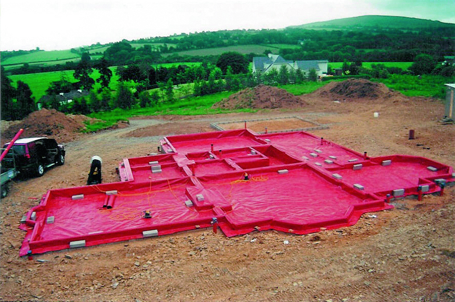 Figur 15. Membranen kan lægges lige under betonpladen eller i det isolerende lag i terrændækket som en foring med tilpasning omkring indvendige hjørner og fundamenter i terrændækket i hele bygningens grundplan.